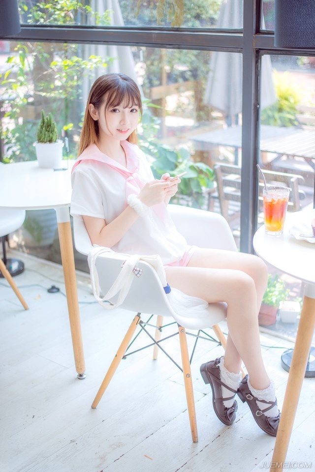 “多谢夫君体谅。”大乔微微松了口气，见小乔还站在那里不动，不由有些气急，拉了拉妹妹的手。